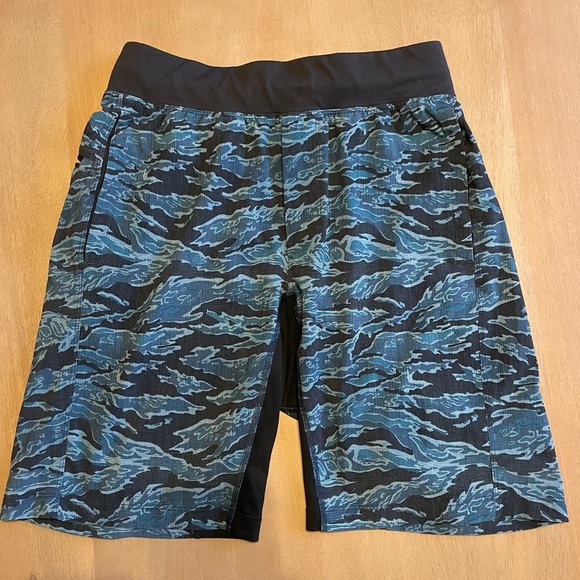 Lululemon T.H.E. Short Linerless 9" Short Tiger Camo Multi Blue - Picture 5 of 13